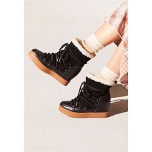 Shoe the Bear Trish Wedge Booties Black Size 8